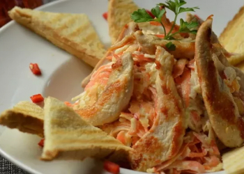 Toyuq, kök, pendir və yumurta ilə salat RESEPT