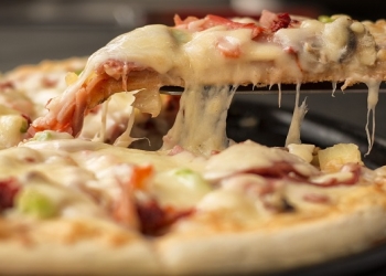 Tavada sürətli pizza: xəmiri yaymaq lazım olmayan bir resept