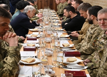 Zelenski Krım müsəlmanları ilə iftar masası arxasında