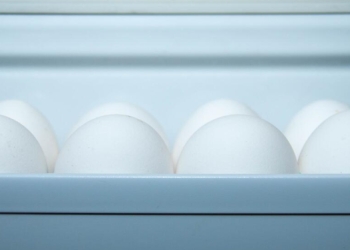 Yumurtanı qaynatmazdan əvvəl bunu edin: soymaq asan olacaq