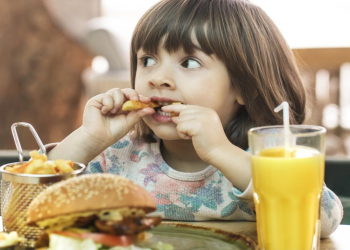 Uşaqlar neçə yaşdan sonra fast food yeyə bilər?