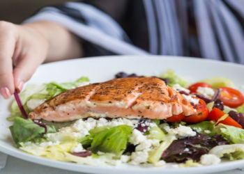 Həkim gecə yeməyinin nə vaxt faydalı olduğunu açıqladı