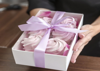 Dietoloq xəbərdarlıq etdi: meyvələri qaynar su ilə yumaq zərərlidir