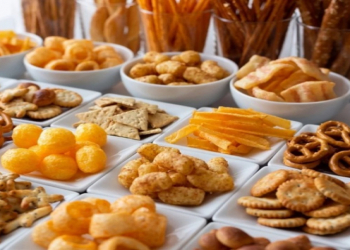 Alimlər: gəncləri bu məhsullar həddindən artıq yeməyə sövq edir