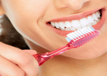 Dişləri fırçalayarkən edilən bu səhv diş sağlamlığınızı təhlükə altına qoyur