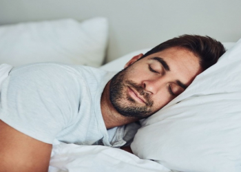 Düzgün yatmaq dərinin yaşlanmasının qarşısını alır