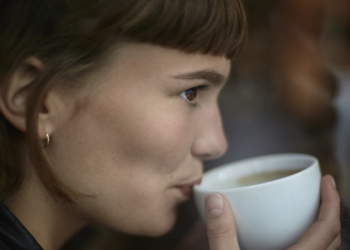 Acqarına qəhvə içmək bədən üçün təhlükəlidirmi?