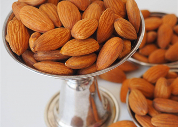 Badamı yuyub yemək onun qida dəyərini azaldırmı?