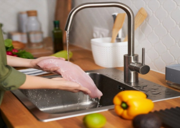 Çiy toyuğu yumaq təhlükəlidir?