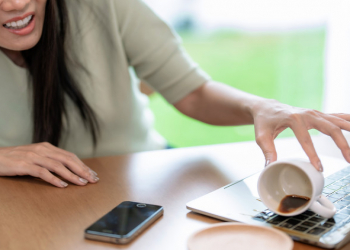 Klaviyaturaya tökülən mayenin təhlükəsi açıqlanıb