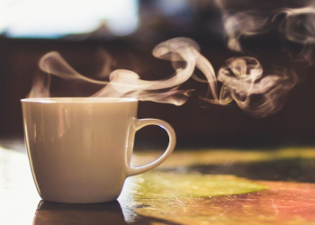 Dietoloq açıqladı: Niyə yeməklə birgə çay içmək zərərlidir?