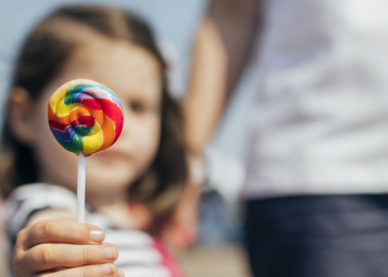 Diş sağlamlığı üçün karamel və bərk konfetlərdən uzaq durmaq lazımdır