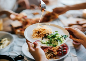 Çəki artımından necə qorunmalı - Endokrinoloq izah etdi