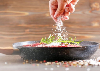 Həkim açıqladı: gündəlik qidada duz artıqlığının əlamətləri