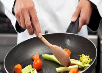 Taxta qaşıqla yemək bişirmək təhlükəsizdirmi?