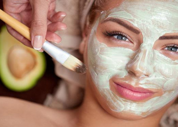 Dərini yeniləyən avokado maskası