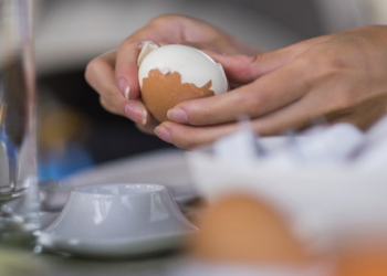 Qaynadılmış yumurtanı ideal təmizləməyin yolu