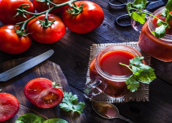 Dietoloq xəbərdarlıq etdi: pomidor suyu bəzi hallarda zərərli ola bilər