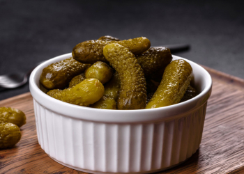 Dişlər üçün təhlükəli qida: duzlu xiyarın zərəri açıqlanıb