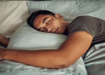 Həkim möhkəm və bərpaedici yuxunun üç əsas şərtini açıqladı