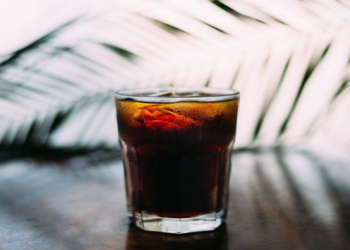 Qazlı içkilər qida qığınının qida borusundan keçməsini asanlaşdıra bilərmi?