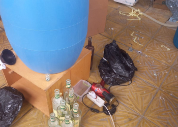 Evində saxta alkoqollu içkilər istehsal edirmiş...