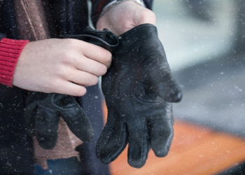 Həkim dəri əlcəklərinin gizli riskləri barədə xəbərdarlıq edib