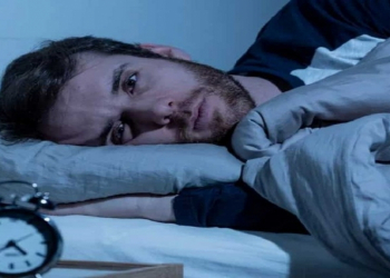 Həftəsonu yatmaqla bütün həftənin yuxusuzluğunu kompensasiya etmək mümkündürmü?