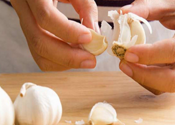 Allergiyanı yüngülləşdirmək üçün sarımsaq bal qarışımı