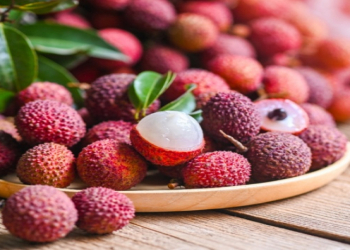 Ekzotik və faydalı seçim: liçi meyvəsini düzgün necə yeməli?