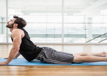 Məşqçi çıxıntılı qarını aradan qaldıran beş hərəkəti açıqladı