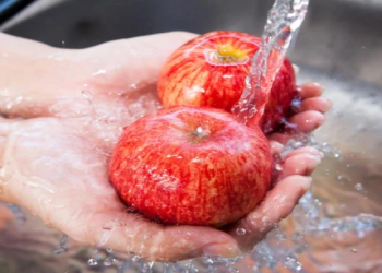 Almaları necə düzgün yumaq lazımdır: sadəcə su altında yaxalamaq kifayət etmir