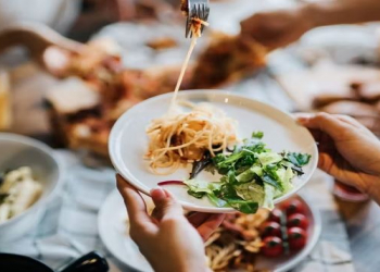 Psixoterapevt daha az yeməyin yolunu açıqladı