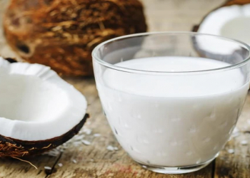 Kokos südü: faydalı xüsusiyyətləri və əks göstərişləri