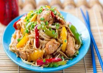 Ətirli soya souslu və əriştəli toyuq qızartması