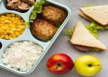 Yemək zamanı smartfondan istifadə necə artıq yeməyə səbəb olur