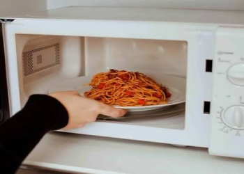 Mikrodalğalı sobada yemək isitmək təhlükəlidirmi?