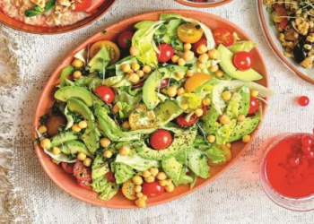 Asan və faydalı salat: noxud, avokado və çerri pomidoru ilə dadlı seçim