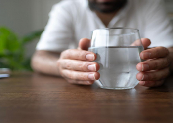 Bu şəkildə su içmək mədənizə və böyrəklərinizə asanlıqla zərər verə bilər