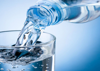 Yemək zamanı su içmək bəzi hallarda hətta faydalıdır