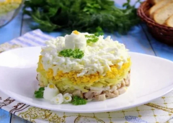 Zərif və iştaha açan “Gəlin” salatı – qat-qat hazırlanan möhtəşəm resept