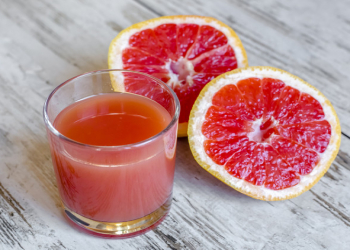 Qreypfrut şirəsinin gizli riski – dişlərə zərər verə bilər