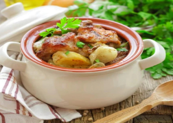 Saxsı qabda ət və tərəvəzlərlə hazırlanan dadlı və rahat şam yeməyi