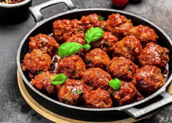 Zoğallı souslu küftə: qeyri-adi dad harmoniyası ilə seçilən resept