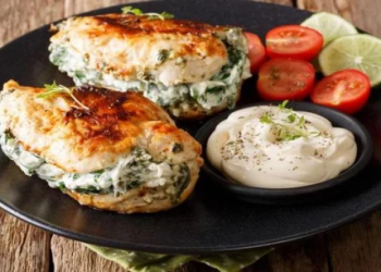 İspanaqlı və feta pendirli toyuq filesi: zərif dadın sadə resepti