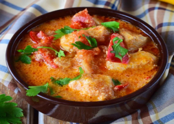 Macarıstan mətbəxindən möhtəşəm dad: ədviyyəli souslu zərif toyuq resepti