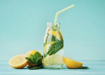 Həkim səhər acqarına limonlu su içməyin risklərini açıqlayıb