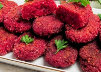 Kotletin şirəli və dadlı alınması üçün qiyməyə duz nə vaxt vurulmalıdır?
