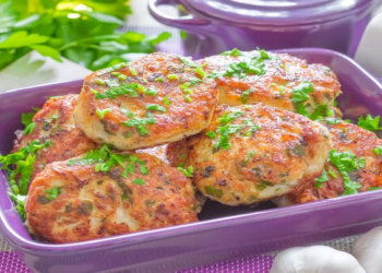 Şirəli kotlet hazırlamağın sirri – qiyməyə əlavə edilən sadə məhsullar