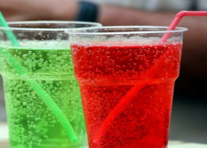 Şəkərli içkilərin həddindən artıq qəbulu qaraciyər yağlanmasına yol aça bilər